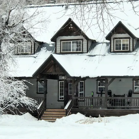 The Drop Inn - Large Home! Close to Wolf Creek, on San Juan River, Hot tub