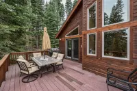 5 Star Luxury Chalet. 2 Master Ensuites, Hot Tub, Pool Table, Gourmet Kitchen