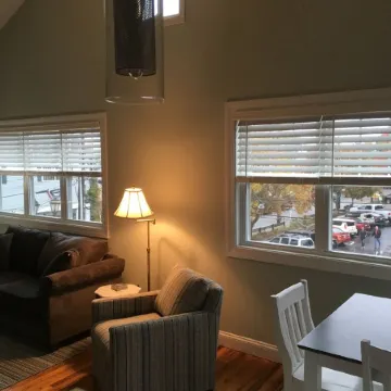 Downtown condo with a great location near waterfront, “a block from the Rock” Отели рядом с достопримечательностью «Plymouth Mayflower»