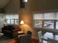 Downtown condo with a great location near waterfront, “a block from the Rock” - Homestays