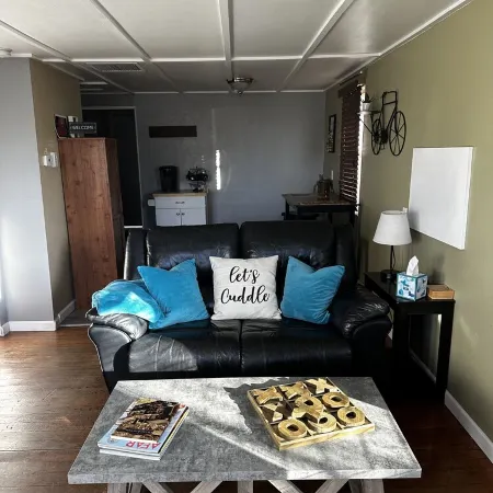 Charming cottage minutes away from Downtown