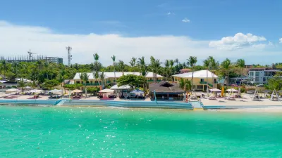Marlins Beach Resort Hoteles cerca de Paradise Beach