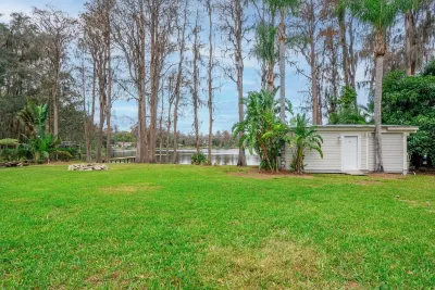 Lakefront Studio - Cozy - Stunning Views Отели рядом с достопримечательностью «Art Bar»