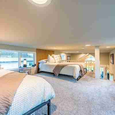 Rainforest Tiny Home Retreat: Rustic Modern Rooms