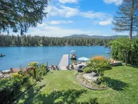 Rivers Edge Retreat, Luxury Waterfront Estate, Private Dock, Fire Pit, Swimming