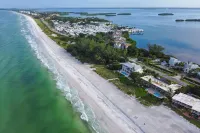 Beach front 2 bed-2 bath private balcony, modern with Gulf front views Hotels in Longboat Key