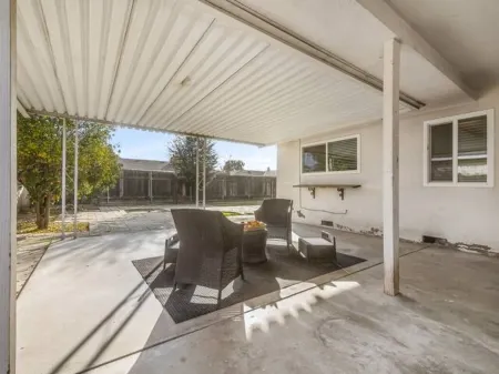 Clovis House | 2 Car Garage | Backyard | 4BR /2BTH Отели рядом с достопримечательностью «Sierra Vista Kiosk - Fresno County Public Library»