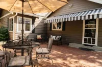 NEW Upscale home with hot tub & backyard oasis! Hotels near Staples