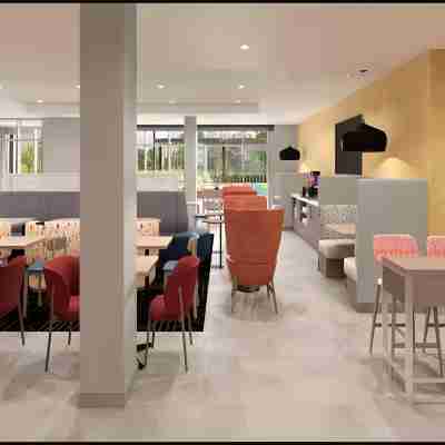 Home2 Suites by Hilton Springfield Dining/Meeting Rooms