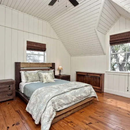 LOCATION!!  Lake Travis Waterfront~Pool, Spa, Outdoor Kitchen, Location