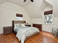 LOCATION!!  Lake Travis Waterfront~Pool, Spa, Outdoor Kitchen, Location Hotels in Hudson Bend