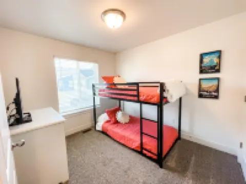 NEW Townhome - Pet Friendly - 3 BD - 30 Minutes from Adventure Hotels in North Ogden