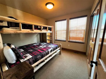 Amazing Home Directly on the Lift! Ski-In/Out, Private Hot Tub, Amazing Views! Отели в г. Грэнби