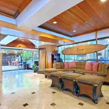 Fully Upgraded, Sleeps 4 in 2 Queen Beds + Great Pool Deck Area Others