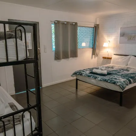 Nomads Noosa Youth Resort Отели рядом с достопримечательностью «Торгово-развлекательный центр Noosa Junction»