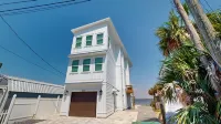 10 minute drive to  beaches, newly built bay front home in Panama City Beach