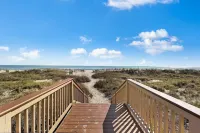 Lovely 2 bedroom, 2.5 bath condo, close to pool and beach.