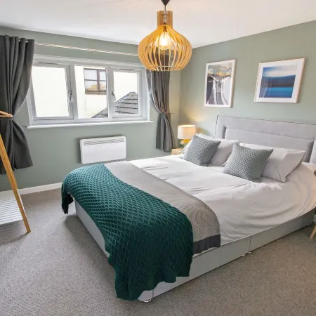 Oceanside | Sleeps 6 |Walk to Beach & Stylish