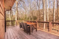 Charming 2-bedroom cabin close to Bryson City with AC, WiFi, Hot tub