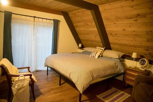 Beautiful, Cozy, Riverfront A-Frame Cabin+Hot tub - Hytter