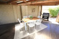 Bright, Spacious 5 bedroom home. 5 mins from the beach.