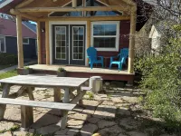 Downtown Cozy Red Cabin Hotels in Victor