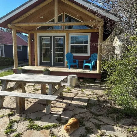 Downtown Cozy Red Cabin Отели в г. Виктор