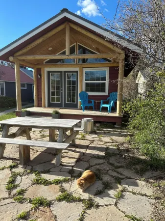 Downtown Cozy Red Cabin