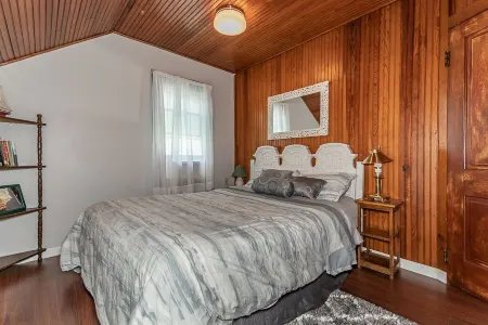 Lakefront, awesome views, water access, center strip, private, parking. Отели в г. Дженива-он--Лейк