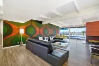 Desert Escape: 5BR Mid-Century Home w/ Pool, Spa, Firepit & Pickleball Court!