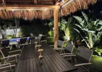 Villa in Fort Lauderdale Waterfront Heated Salt Pool Tiki Free EV charging Kayak