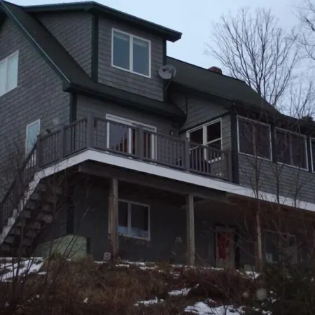 Rangeley Lake House 75 Feet from Waters Edge Отели в г. Рейнджели