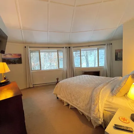 Spacious Round Home, Cozy, Ski In Ski Out for Winter, Prime Location Year Round
