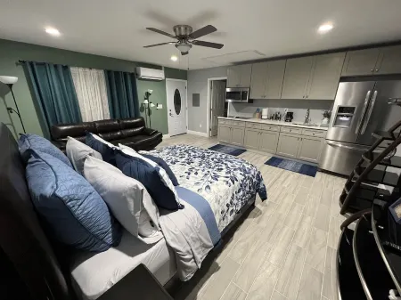 Beautiful private modern room with kitchen and bathroom. Отели в г. Лейк-Магдалин