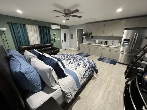 Beautiful private modern room with kitchen and bathroom. Hotels in Lake Magdalene