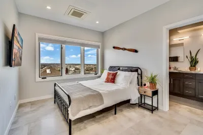 Panoramic View | 2bd/2BA | Sleeps 4 | Parking Available