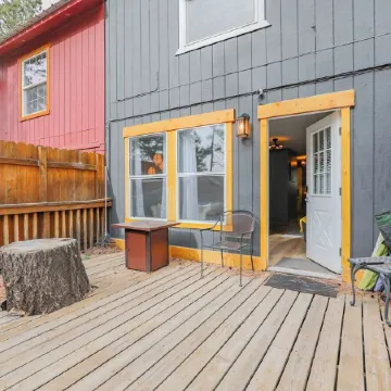 Modern condo walking distance to EVERYTHING.