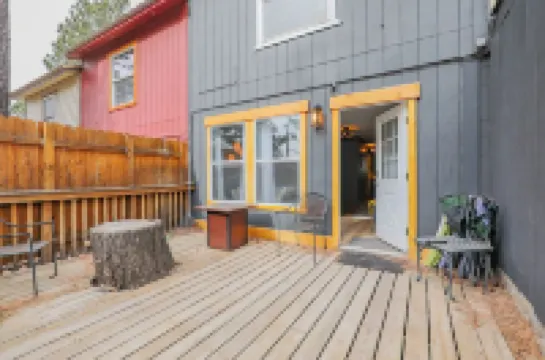 Modern condo walking distance to EVERYTHING.