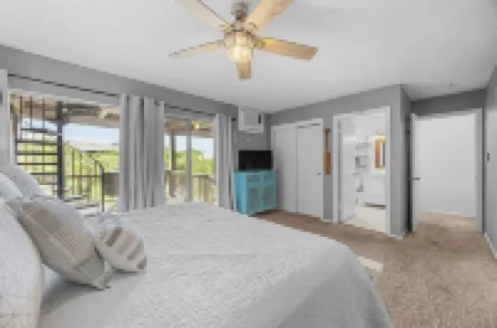 Enjoy lake views from 2 decks! Walk to pool, gym & golf course. Lake access.