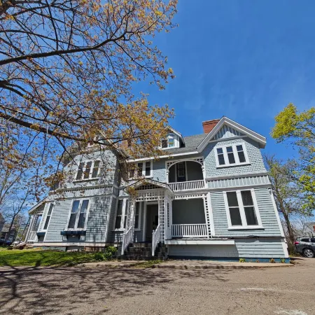 Andy's Blue House Отели рядом с достопримечательностью «Confederation Centre of the Arts»
