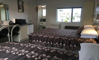 Colonial Manor Motel