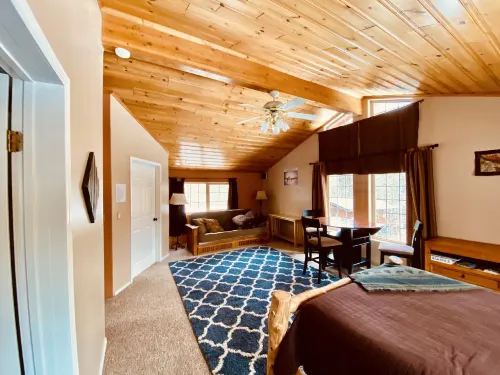 Meandering Moose Lodging - Homestay
