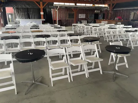 Hilltop Tavern & Inn Отели рядом с достопримечательностью «Парк Апл Вэлли Скат»