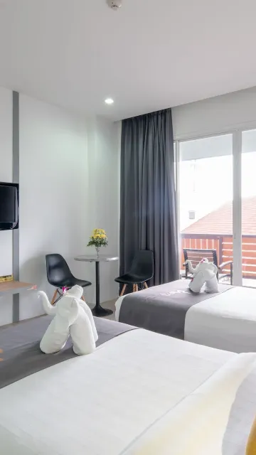 ห้องดีลักซ์ เตียงแฝด พร้อมระเบียง