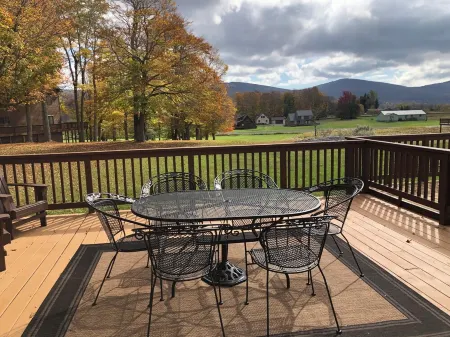 Canaan Townhome near hiking, biking & skiing! Отели рядом с достопримечательностью «Парк штата Блэкуотер Фолс»