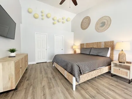 Lakeside Sunset 3 Bedroom by Redawning