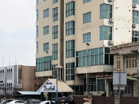 Hotel De Mall Отели рядом с достопримечательностью «ASPIRE ONE (ASA ASSOCIATES)»