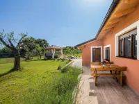 Attractive Holiday Home with Pool, Hot Tub, Patio, Courtyard Hotels in Peroj