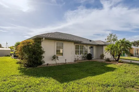 Gogo House in Port Charlotte Отели рядом с достопримечательностью «Кидстар Парк»