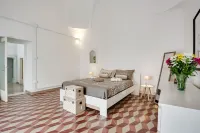 GuestHost - Mirror House Central Apartment